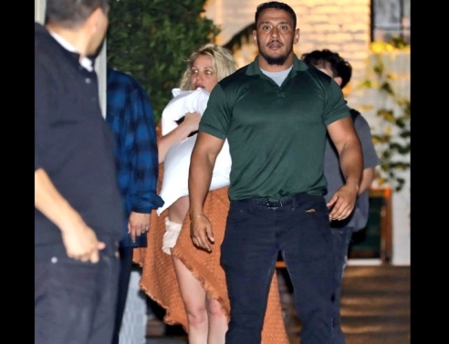 2 ανδρες μπροστα απο γυναικα με κουβερτα και μαξιλαρι,