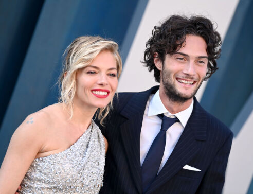 Sienna Miller: Οι νεότερες γενιές ανδρών προσαρμόζονται ευκολότερα