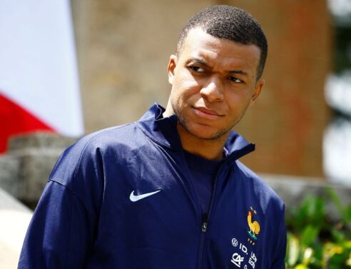 Κιλιάν Εμπαπέ: Ο αρχηγός της εθνικής Γαλλίας στέλνει πολιτικό μήνυμα - Προτρέπει ψήφο κατά των άκρων στις βουλευτικές εκλογές.