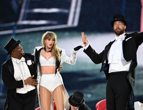 Τέιλορ Σουίφτ: Ανέβασε στη σκηνή του Γουέμπλει τον Τράβις Κέλσι και γνώρισε την αποθέωση