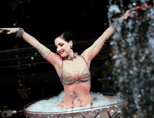 Dita Von Teese: Το εντυπωσιακό σόου στο Fashion Week του Παρισιού 