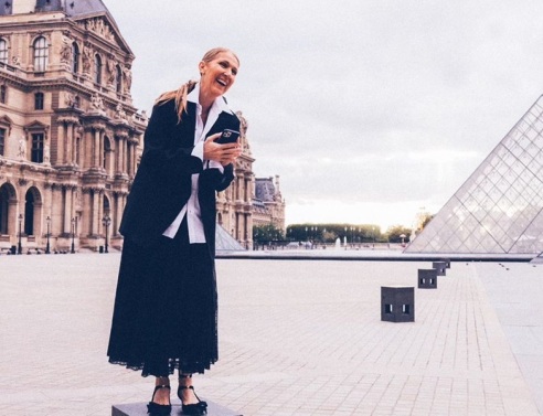 Βόλτα στο Λούβρο για την Σελίν Ντιόν λίγο πριν την τελετή έναρξης των Ολυμπιακών Αγώνων