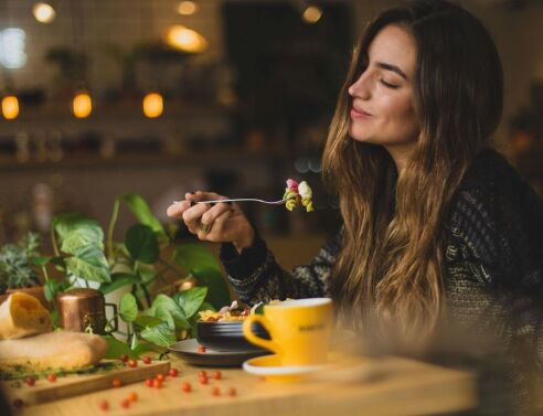 Eat your retinol: Το TikTok δίνει (άλλη) μια μαγική συνταγή αντιγήρανσης