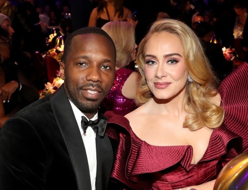 Η Adele αποκάλυψε σε συναυλία τον αρραβώνα της με τον Rich Paul