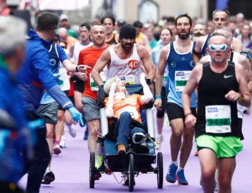 Κόλιν Φάρελ: Έτρεξε στον Μαραθώνιο του Δουβλίνου σπρώχνοντας φίλη του σε αμαξίδιο