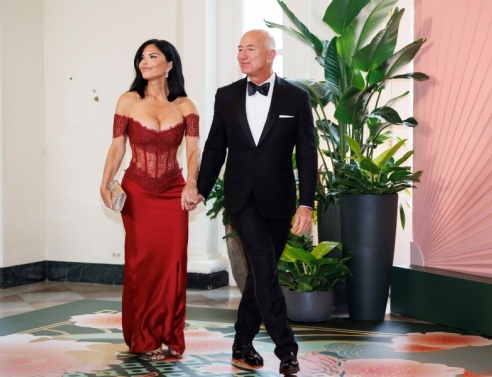 Ο Τζεφ Μπέζος με την Λόρεν Σάντσεζ