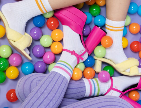 Millennials vs Gen Z: Ένας πόλεμος για τις κάλτσες