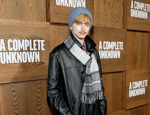 Ο Τιμοτέ Σαλαμέ αναδημιουργεί το εμβληματικό λουκ του Μπομπ Ντίλαν με ξανθά μαλλιά στην πρεμιέρα του «A Complete Unknown» στη Νέα Υόρκη