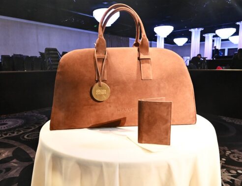 H πολυπόθητη τσάντα με τα δώρα των Χρυσών Σφαιρών