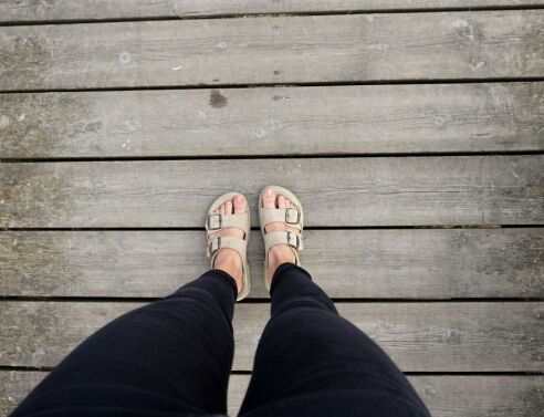 Birkenstock: Μηνύει αντίπαλη εταιρεία για αντιγραφή των σανδαλιών της