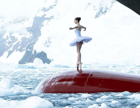 Μπαλαρίνα μαγεύει με τον χορό της στην άκρη του κόσμου