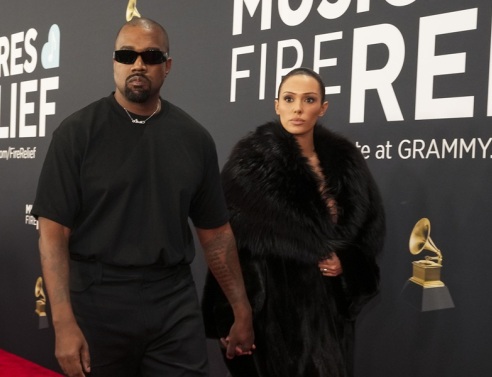 Το ψιθύρισμα του Κάνιε Γουέστ στην Μπιάνκα Σενσόρι στο κόκκινο χαλί των Grammy