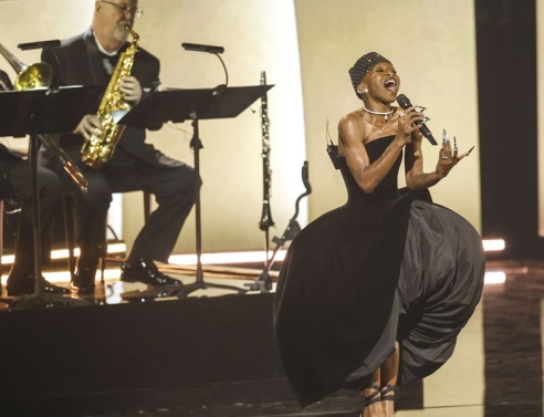 Grammy 2025: Η Σίνθια Ερίβο δεν μπορούσε να βρει τη θέση της και τη μοιράστηκε με την Τέιλορ Σούιφτ