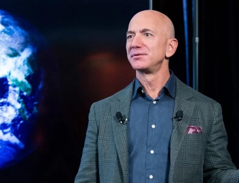 Ο Τζεφ Μπέζος φόρεσε sneakers των 220 δολαρίων και θεωρήθηκε «εναλλακτικός»