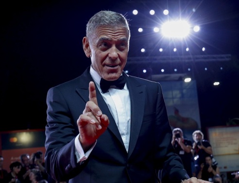 «Τα παιδιά θα γελούν μαζί μου» - Νέα εμφάνιση για τον πλέον καστανομάλλη Τζορτζ Κλούνεϊ 