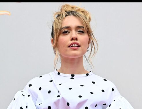 Έιμι Λου Γουντ: H σταρ του White Lotus απάντησε για πρώτη φορά στα σχόλια για τα δόντια της