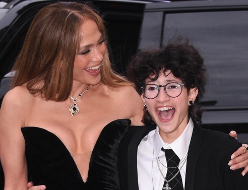 Εκθαμβωτική στο Μπρόντγουεϊ η Τζένιφερ Λόπεζ με το non-binary παιδί της