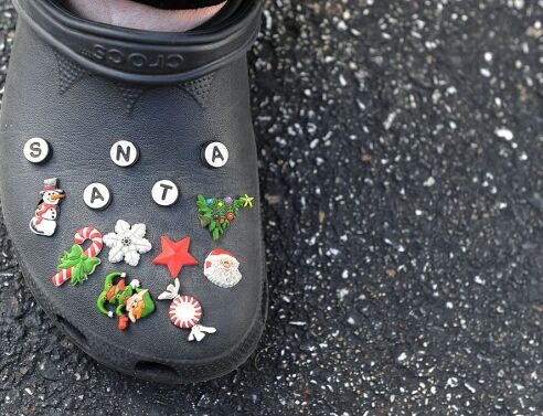 Crocs: Γιατί η στρατηγική της με τα jibbitz έφερε τεράστια έσοδα