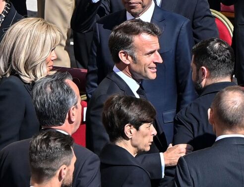 Mπριζίτ Μακρόν: Έσπασε το ενδυματολογικό πρωτόκολλο στην κηδεία του Πάπα - Δεν φόρεσε πέπλο