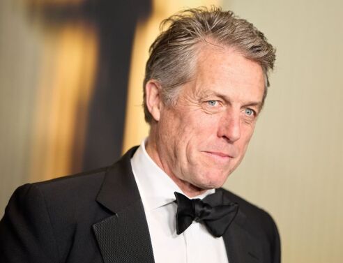 Ο Χιου Γκραντ ζητά την απαγόρευση των λάπτοπ στα σχολεία, καταγγέλλοντας την υπερβολική έκθεση των παιδιών στις οθόνες και την τεχνολογία.