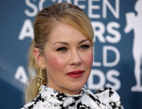 Η Κριστίνα Άπλγκεϊτ αποκαλύπτει ότι δεν βγαίνει πια από το σπίτι λόγω της σκλήρυνσης κατά πλάκας - Περιγράφει τον πόνο που βιώνει ως «ανυπόφορο και μόνιμο».