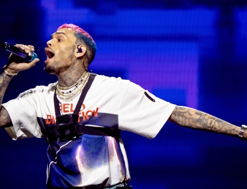 Ο Κρις Μπράουν συνελήφθη (ξανά) επειδή φέρεται να χτύπησε παραγωγό μουσικής με μπουκάλι τεκίλα