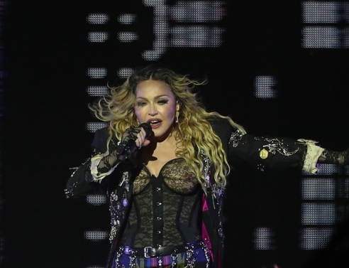 Η Μαντόνα ποζάρει με καστανά μαλλιά για να τιμήσει τη μητέρα της