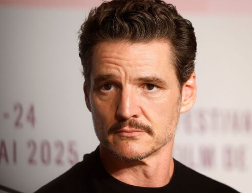 Έκπληκτοι ταξιδιώτες είδαν τον Πέδρο Πασκάλ να περιμένει στην ουρά μαζί τους για το αεροπλάνο