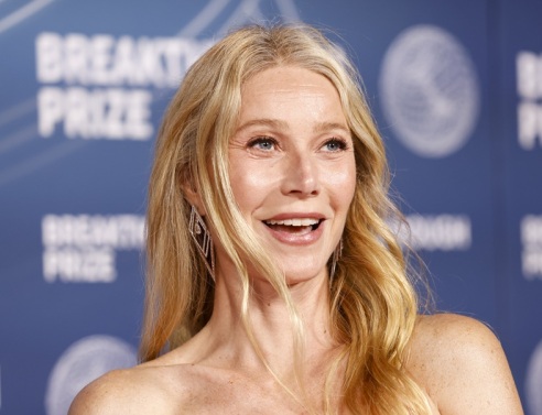 Η Γκουίνεθ Πάλτροου μαγείρεψε topless το πρωινό της και η κόρη της δεν άφησε ασχολίαστη τη δημοσίευση