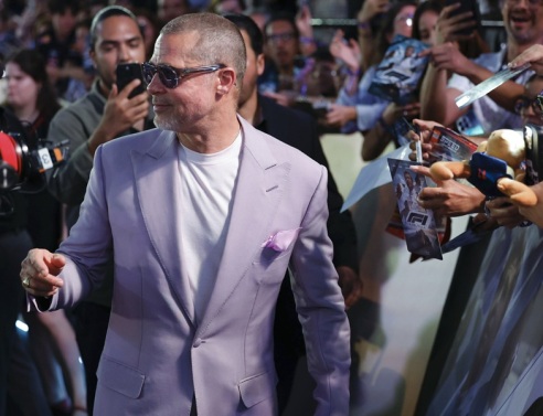 Ο Μπραντ Πιτ απαντά για το αν είχε γκέι εμπειρία 