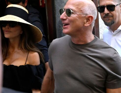 Τζέφ Μπέζος και Λορέν Σάντσεζ εμφανίζονται για πρώτη φορά μετά τον λαμπερό γάμο τους στη Βενετία