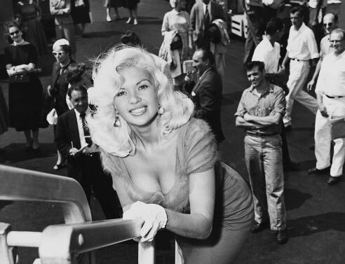 Τι συνέβη στην Τζέιν Μάνσφιλντ; «Μια από τις πρώτες influencers της δεκαετίας του 50;