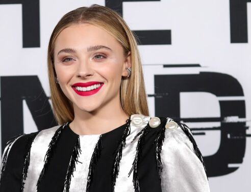 Κλόι Γκρέις Μορέτζ: Παντρεύτηκε την Κέιτ Χάρισον με μπλε νυφικό