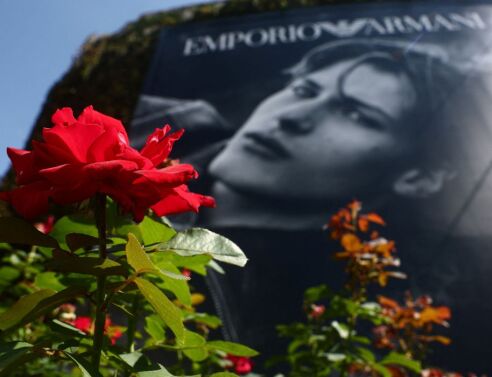 Μιλάνο σε πένθος: Ένα μοναχικό τριαντάφυλλο έξω από τα γραφεία του Αρμάνι