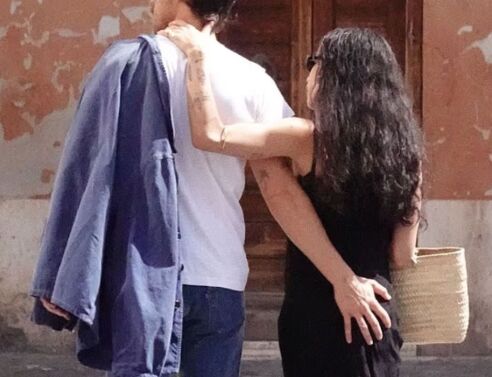 Ο Χάρι Στάιλς δεν κρατήθηκε: Τρυφερές στιγμές με τη Ζόι Κράβιτς στη Ρώμη