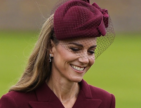 Κέιτ Μίντλετον: Μια καρφίτσα της Νταϊάνα και ένα κατακόκκινο φόρεμα αρκούσαν 