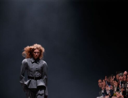 Ο Τζόναθαν Άντερσον παρουσίασε τη νέα γυναικεία συλλογή Dior – Ένα «τολμηρό νέο κεφάλαιο» για τον οίκο