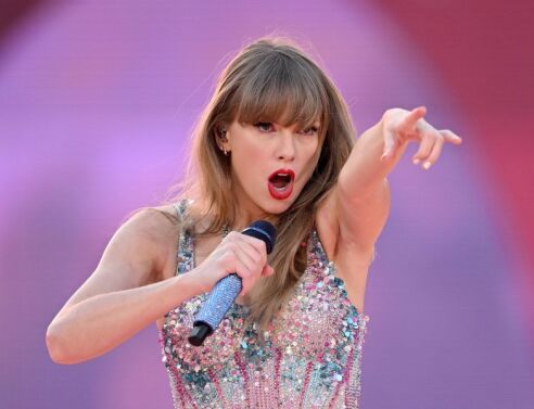Η Τέιλορ Σουίφτ κυκλοφορεί σειρά ντοκιμαντέρ και ταινία για το τέλος της περιοδείας Eras, το πιο επιτυχημένο μουσικό project όλων των εποχών