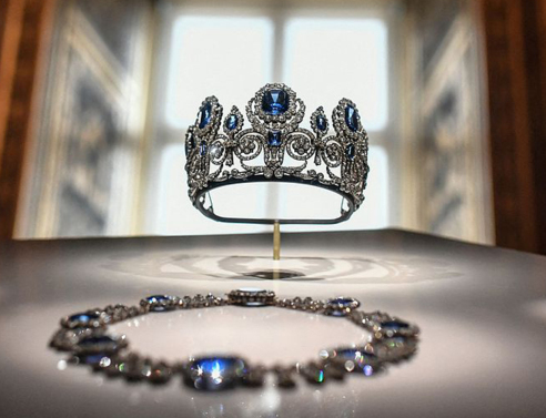 Οι συναρπαστικές ιστορίες πίσω από τα κλεμμένα κοσμήματα του Λούβρου