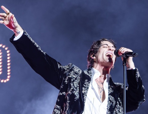 Αρραβωνιάστηκε ο frontman των Maneskin, Νταμιάνο Ντάβιντ, με την Ντοβ Κάμερον