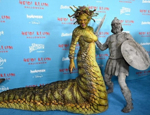 Αγνώριστη η Χάιντι Κλουμ - Μεταμορφώθηκε σε Μέδουσα για το φετινό της Χάλογουιν πάρτι 