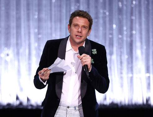 Τζόναθαν Άντερσον: Σχεδιαστής της Χρονιάς για τρίτη συνεχόμενη φορά στα Βρετανικά Βραβεία Μόδας 2025