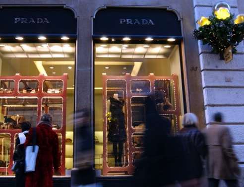 Ιστορική στιγμή στον κόσμο της μόδας: Η Prada εξαγόρασε τη Versace έναντι 1,4 δισ. δολαρίων