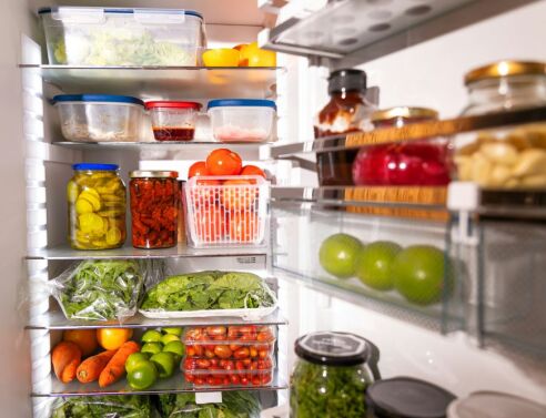 Μπορώ να φυλάξω το φαγητό, ζεστό, στο ψυγείο; 