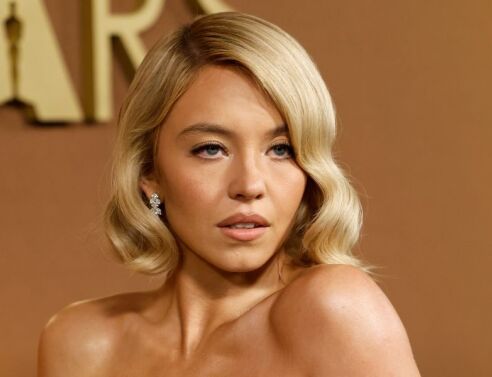 Η ηθοποιός Σίντνεϊ Σουίνι δηλώνει πως η σιωπή της για τη διαφήμιση American Eagle, που θεωρήθηκε ότι προωθεί λευκή υπεροχή, «μεγάλωσε το χάσμα» 