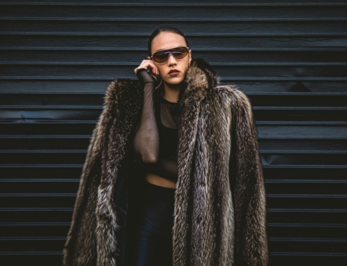 γυναικα φοραει γουνα