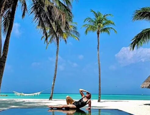 Η Κιμ Κατράλ σε honeymoon διάθεση: Μαύρο μαγιό, Μαλδίβες και ένας «ονειρικός» μήνας του μέλιτος