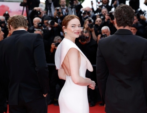 Pantone 2026: Το Cloud Dancer στα πιο stylish looks των celebrities