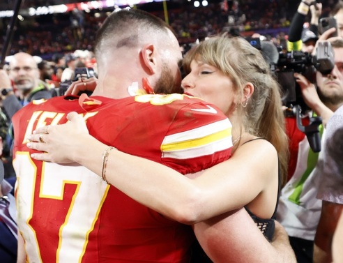 Κάποιος μίλησε πολύ...: Φήμες ότι η Τέιλορ Σουίφτ περιμένει το πρώτο της παιδί