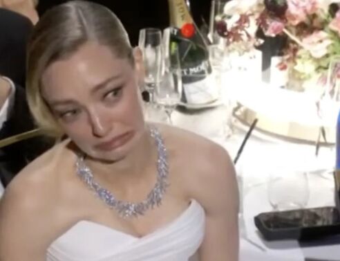 Η «γκριμάτσα» της Αμάντα Σέιφριντ στις Χρυσές Σφαίρες άναψε φωτιές